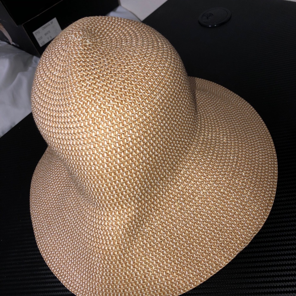 Beach hat! - Picture 2 of 2